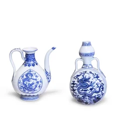 Flacon de lune bleu et blanc avec des dragons et une aiguière bleu et blanc de forme métallique du Proche-Orient, tous deux avec des pivoines fleuries, période Hung-wu, 1368-98